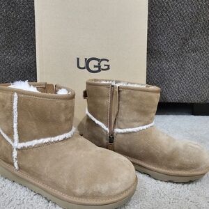 UGG Kids Classic Mini Shearling Boots, size 4